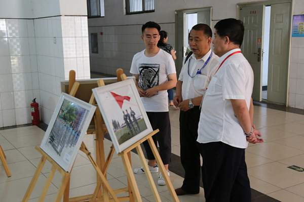 院报报社举办首届“迷彩风•青春颂” 主题摄影展