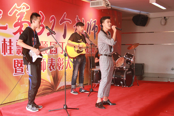 太阳成举办“丹桂飘香颂园丁”歌咏比赛暨教师表彰大会