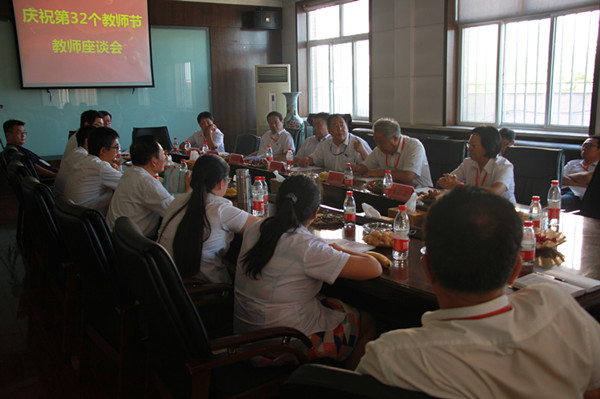 太阳成召开庆祝第32个教师节教师座谈会