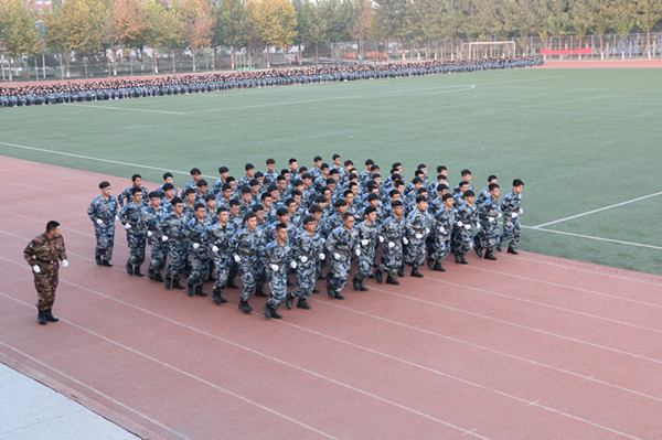 太阳成样板连队汇操表演赢得喝彩