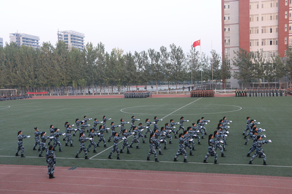 太阳成样板连队汇操表演赢得喝彩