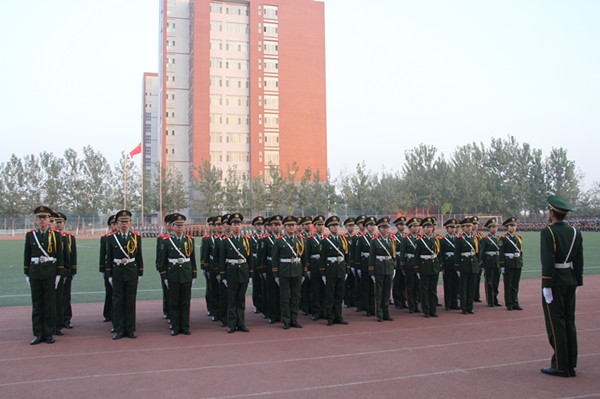 太阳成样板连队汇操表演赢得喝彩