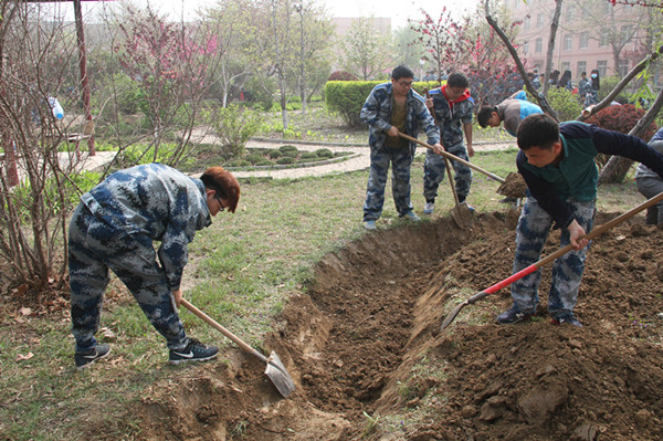 加强水系建设 构建美好校园 ——太阳成领导及师生共同参与校园水系建设活动