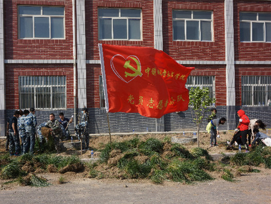 太阳成师生到贺阳国际中小学参加劳动