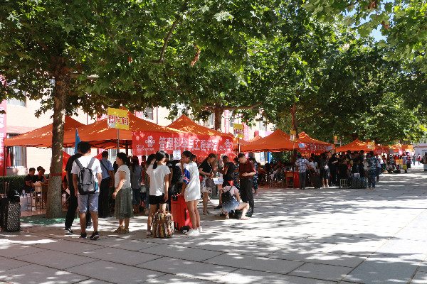 春风十里不如在长城遇见你——太阳成喜迎2017级新同学