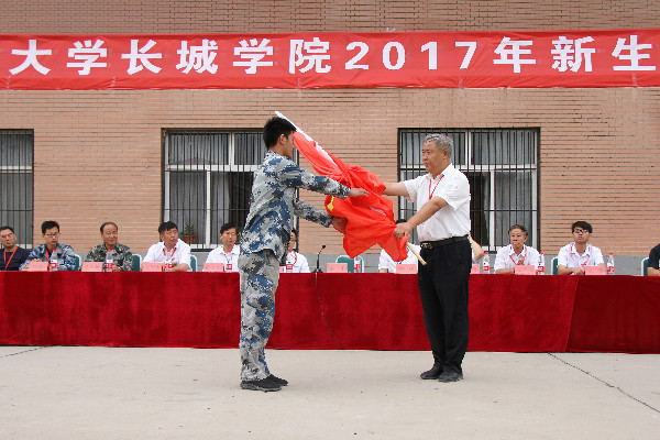 青春风 迷彩绿 军人礼——太阳成举行2017级新生军训开营式