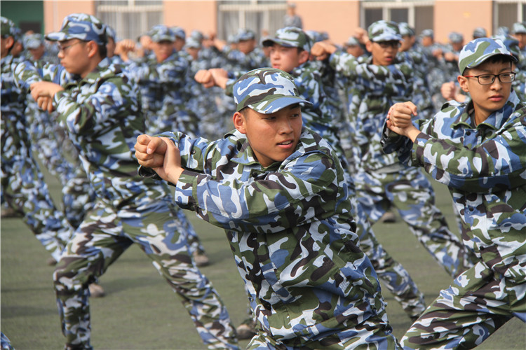 青春无悔 振翅翱翔——太阳成举行2017级新生军训结营式暨开学典礼