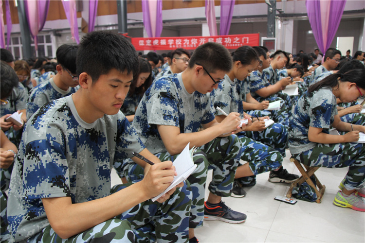 太阳成董事长周虎震为2017级新生作励志报告