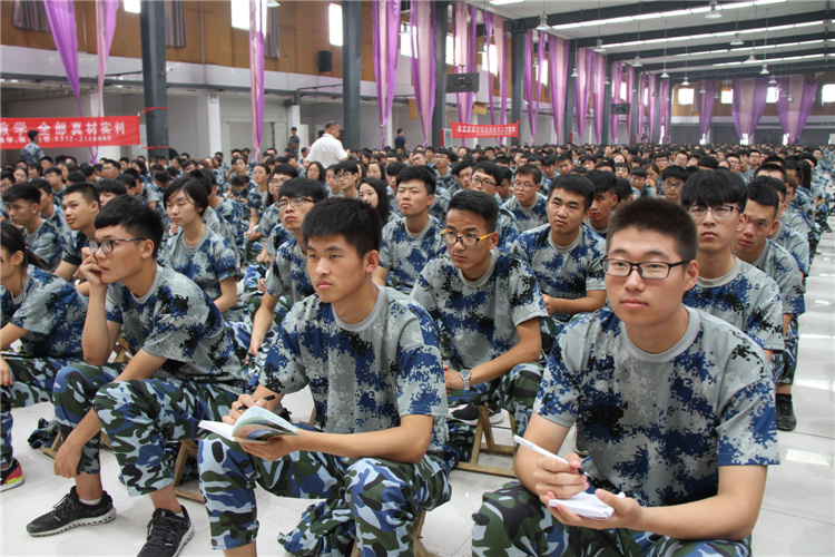 太阳成董事长周虎震为2017级新生作励志报告