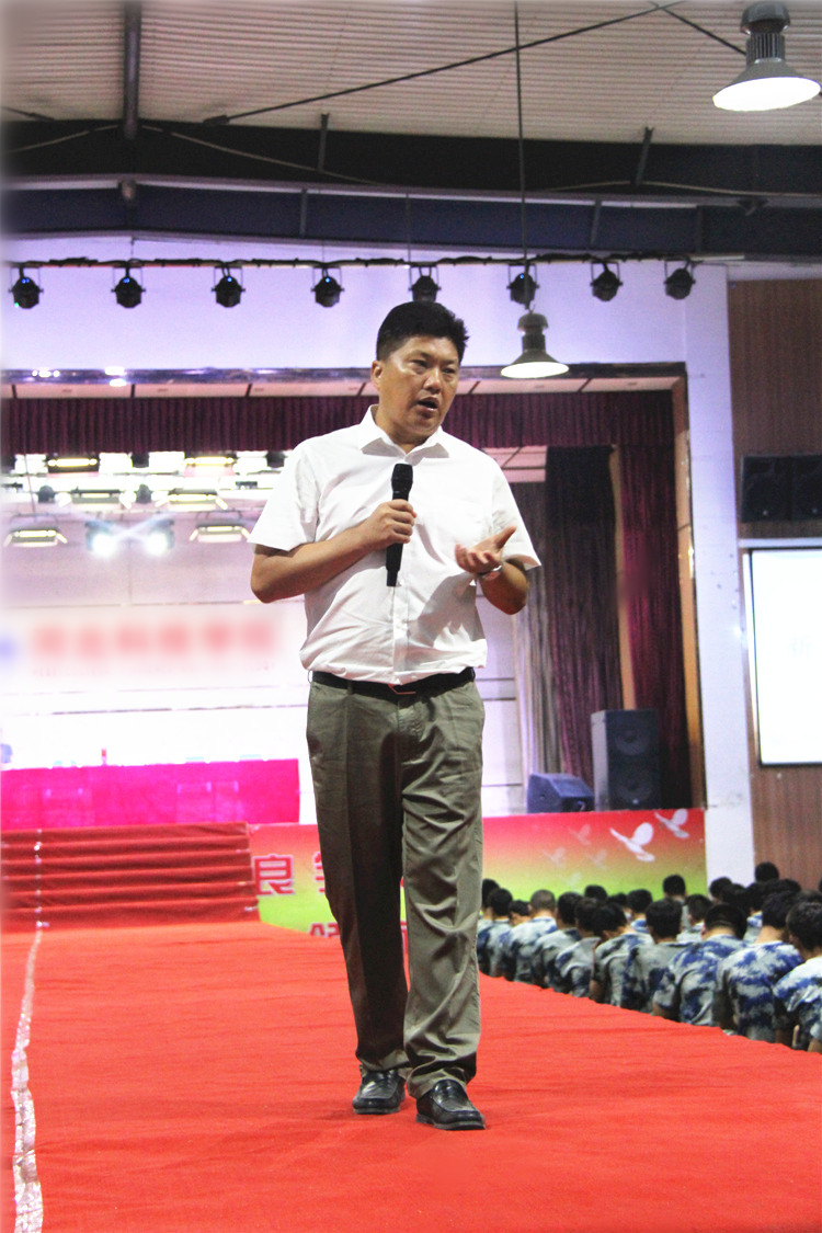 太阳成董事长周虎震为2017级新生作励志报告