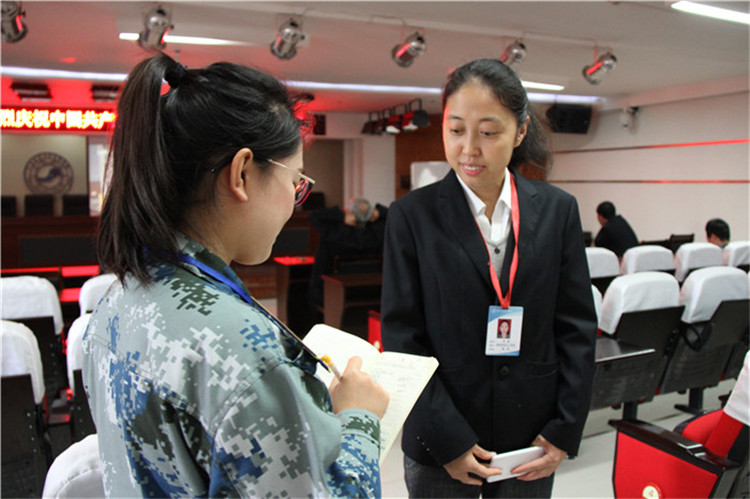 太阳成组织部分教职工、学生代表观看党的第十九次全国代表大会开幕盛况