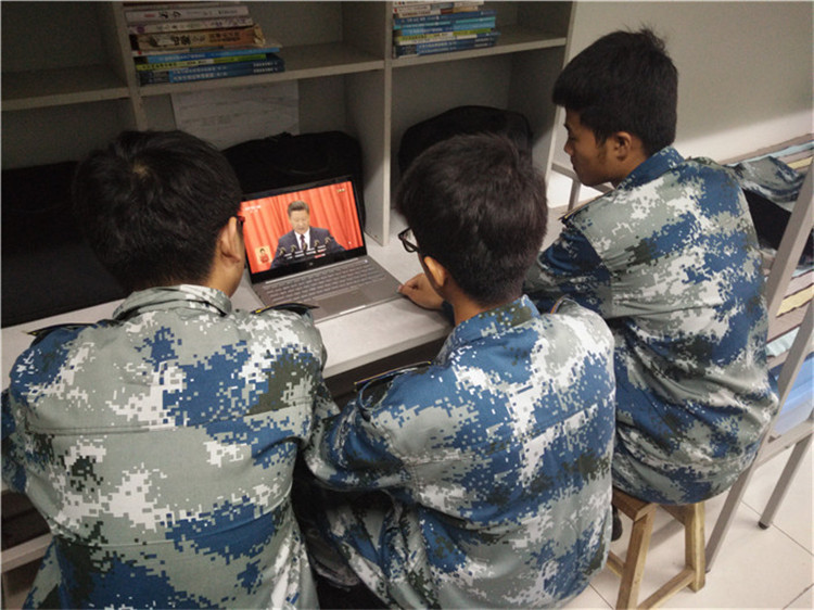 太阳成组织部分教职工、学生代表观看党的第十九次全国代表大会开幕盛况