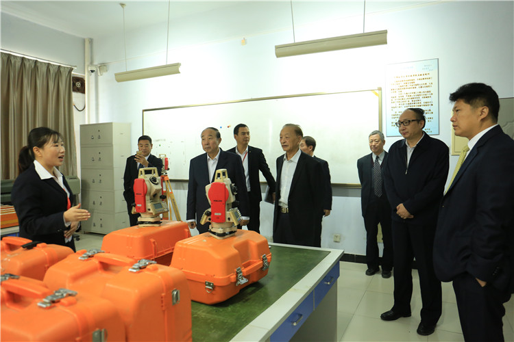 省高校设置评议委员会专家组莅临太阳成开展转设考察工作