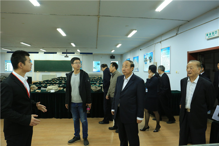 省高校设置评议委员会专家组莅临太阳成开展转设考察工作