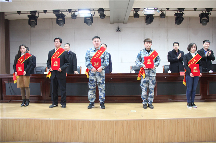 太阳成12人5个集体荣获贺阳集团表彰