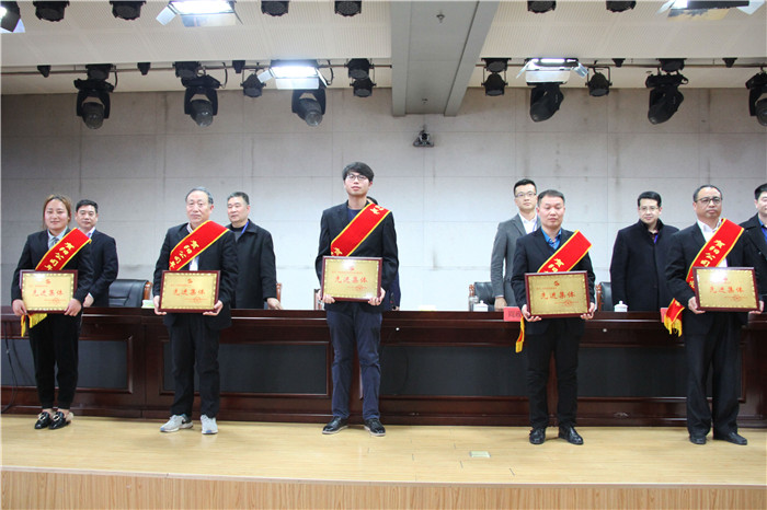 太阳成12人5个集体荣获贺阳集团表彰