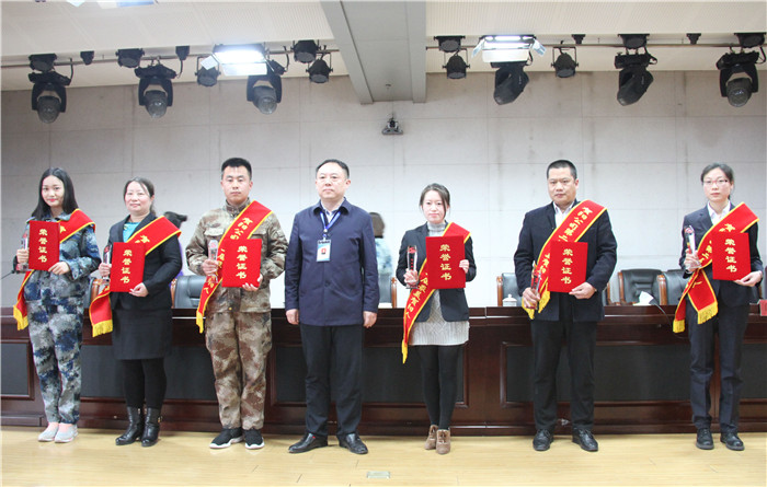 太阳成12人5个集体荣获贺阳集团表彰