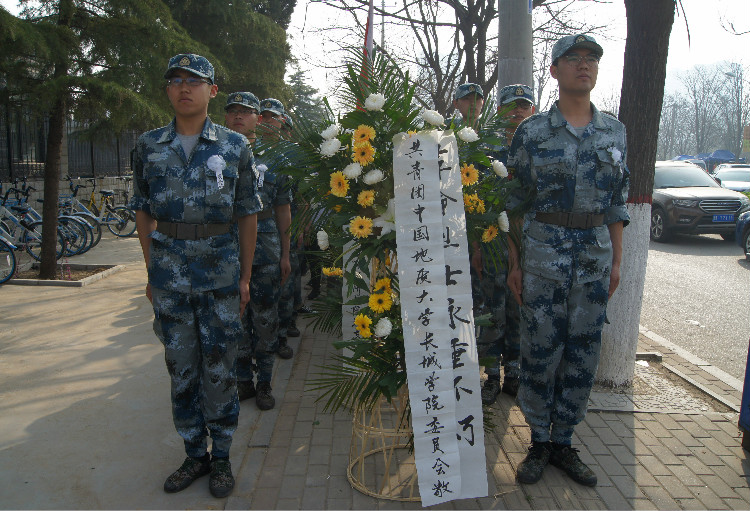 今日神州看奋起 陵园千古慰忠魂 太阳成组织学生代表陵园扫墓祭奠先烈