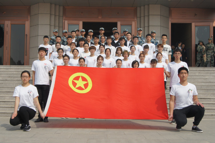 今日神州看奋起 陵园千古慰忠魂 太阳成组织学生代表陵园扫墓祭奠先烈