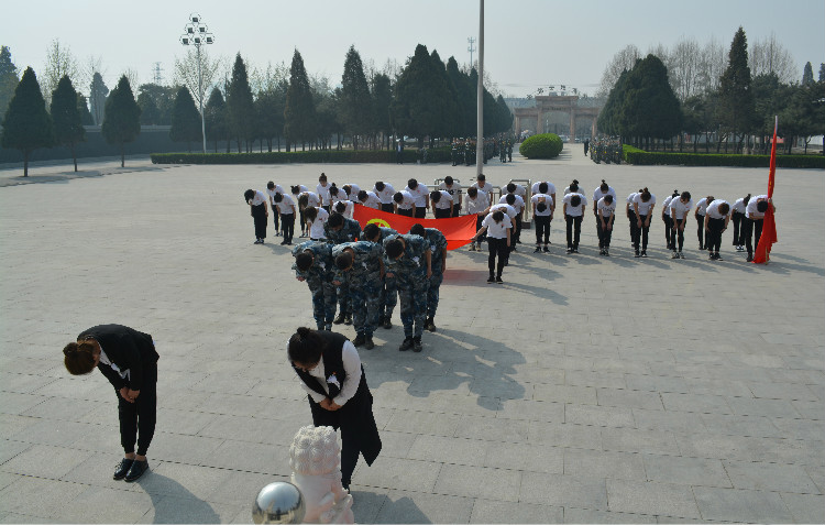 今日神州看奋起 陵园千古慰忠魂 太阳成组织学生代表陵园扫墓祭奠先烈