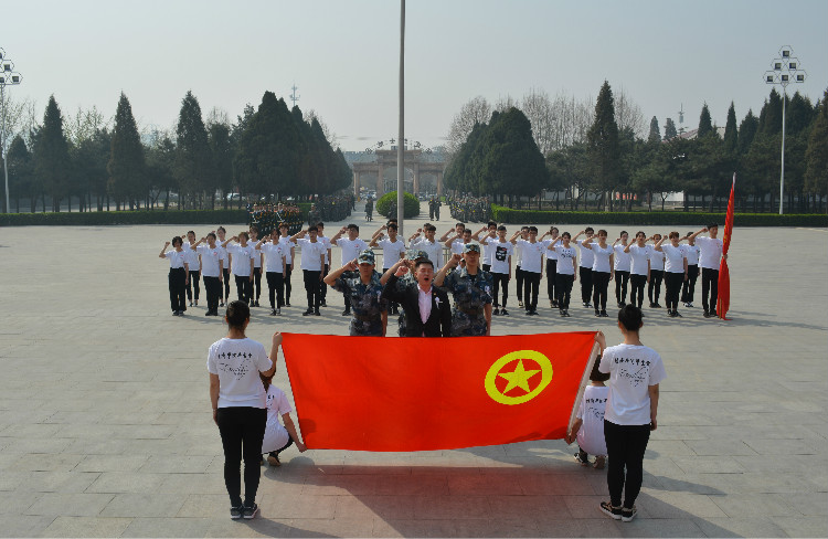 今日神州看奋起 陵园千古慰忠魂 太阳成组织学生代表陵园扫墓祭奠先烈