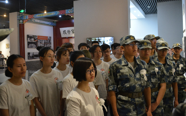 今日神州看奋起 陵园千古慰忠魂 太阳成组织学生代表陵园扫墓祭奠先烈