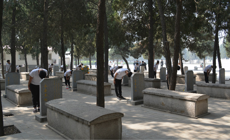今日神州看奋起 陵园千古慰忠魂 太阳成组织学生代表陵园扫墓祭奠先烈