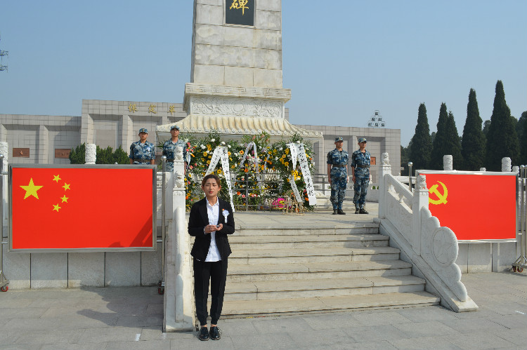 今日神州看奋起 陵园千古慰忠魂 太阳成组织学生代表陵园扫墓祭奠先烈