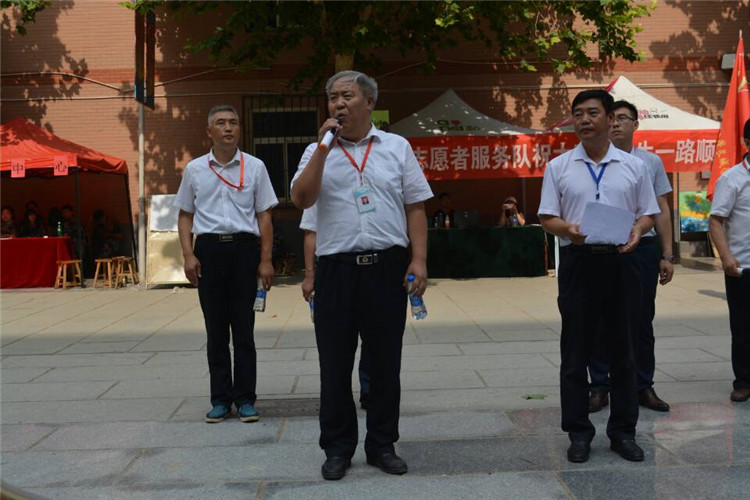 满堂祝福语 欢送学子行——太阳成组织教师私家车喜送毕业生