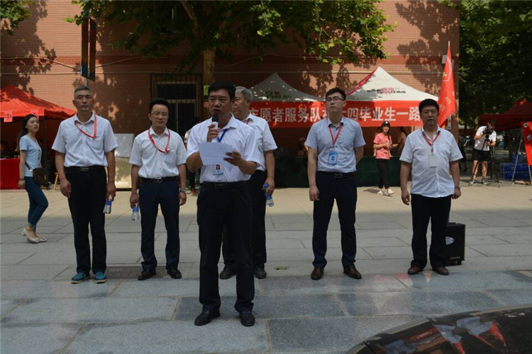 满堂祝福语 欢送学子行——太阳成组织教师私家车喜送毕业生