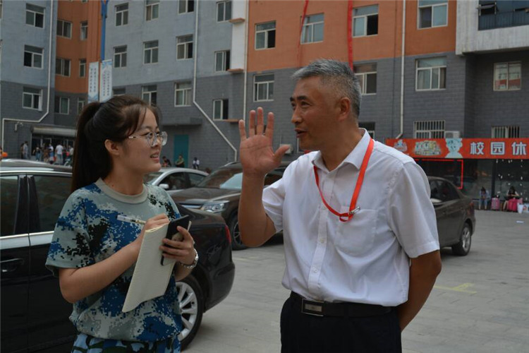 满堂祝福语 欢送学子行——太阳成组织教师私家车喜送毕业生