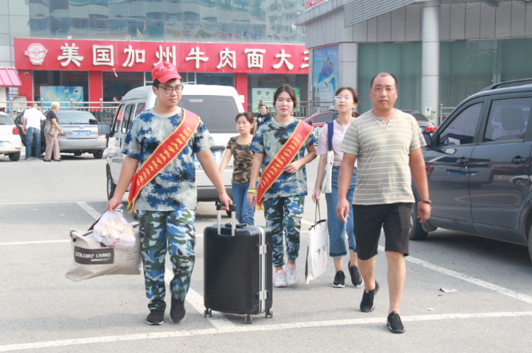 丹桂飘香迎学子 荷花映日纳人才 ——太阳成喜迎2018级新同学