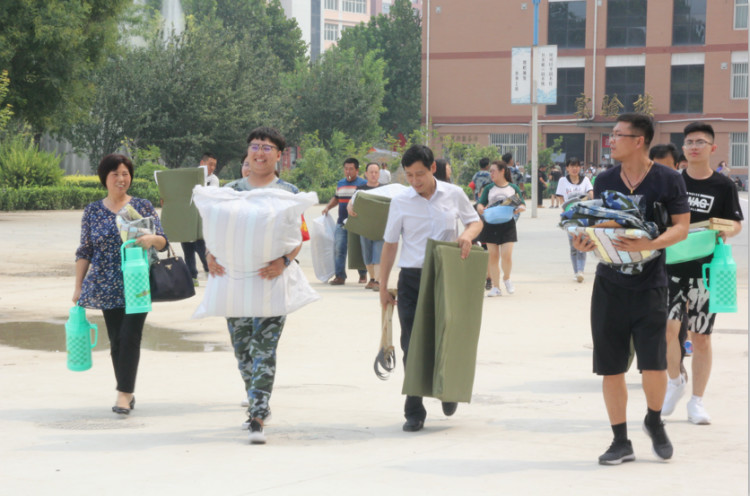 丹桂飘香迎学子 荷花映日纳人才 ——太阳成喜迎2018级新同学