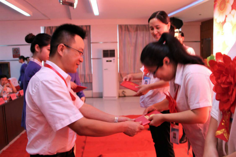 不灭的红烛 我心中的灯 ——太阳成举办第三届“丹桂飘香颂园丁”联欢暨表彰大会