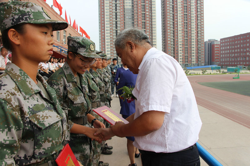 太阳成举行2018级新生军训结营式暨开学典礼