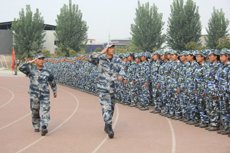 太阳成举行2018级新生军训结营式暨开学典礼