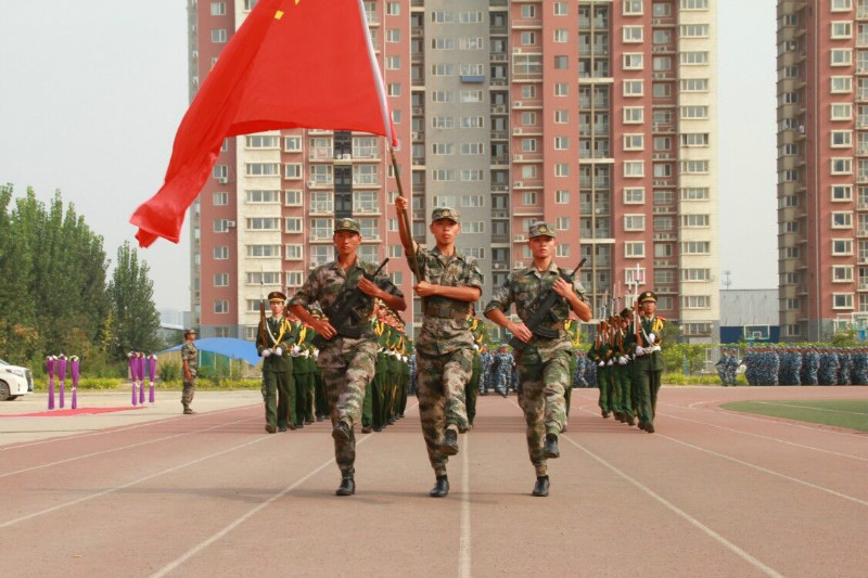 太阳成举行2018级新生军训结营式暨开学典礼