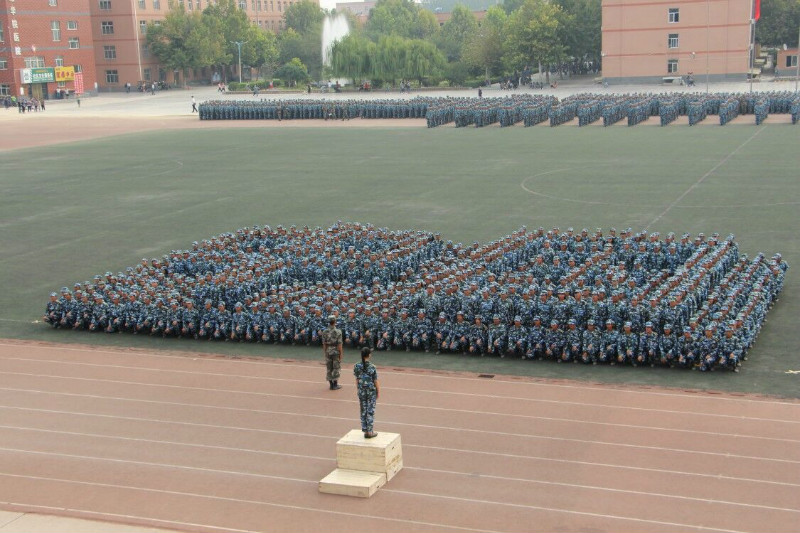 太阳成举行2018级新生军训结营式暨开学典礼