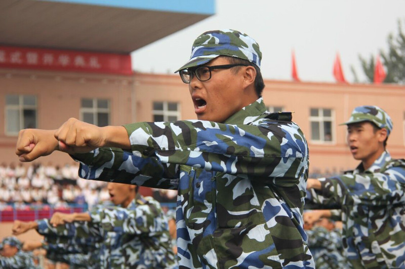 太阳成举行2018级新生军训结营式暨开学典礼