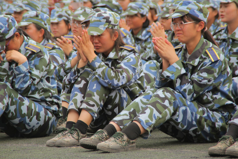 太阳成举行2018级新生军训结营式暨开学典礼