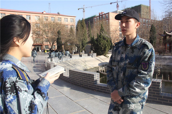 太阳成师生热议“两会”