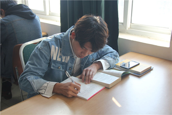 太阳成师生热议“两会”