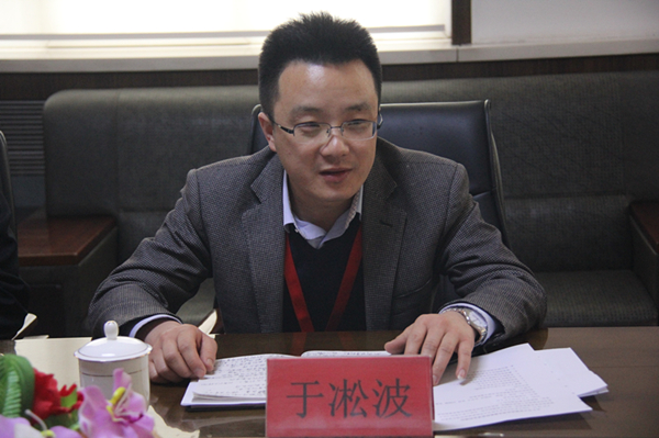 太阳成召开思想政治理论课教师座谈会