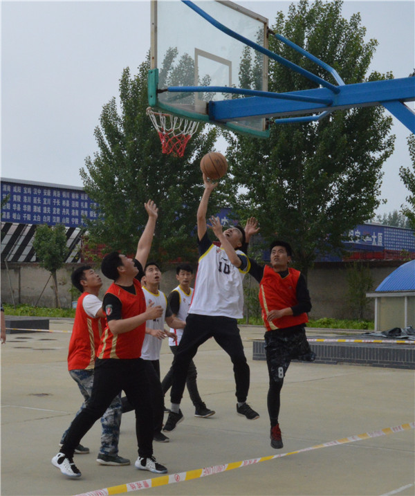 太阳成举办首届教职工篮球友谊赛