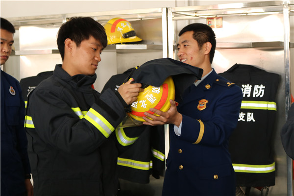 庆百年五四  致敬消防官兵——参观保定市公安消防支队朝阳大街中队树经济新风活动