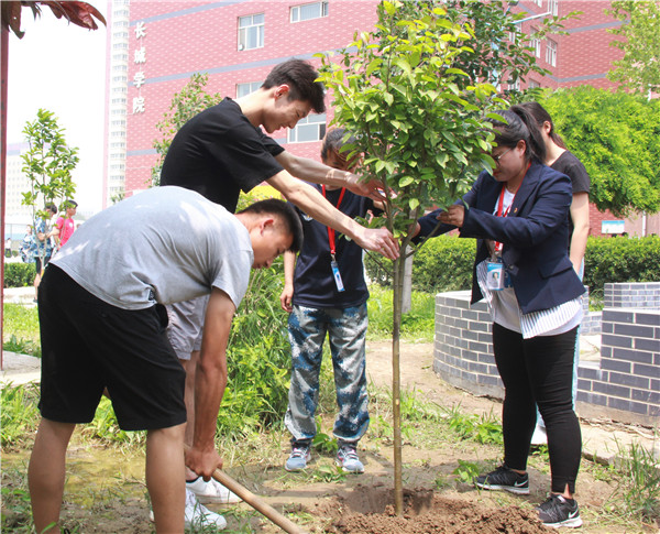 海棠树 母校情——太阳成15级毕业生向学校捐赠海棠树活动专访