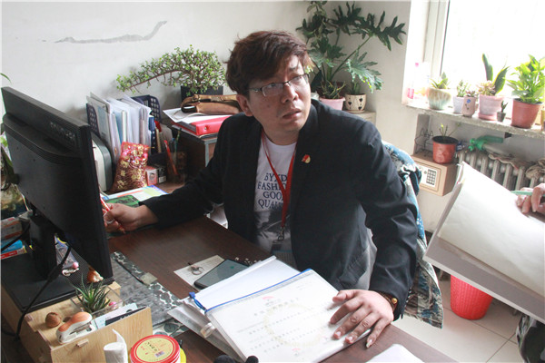 废物改造 公益环保——太阳成纠察队扮靓校园