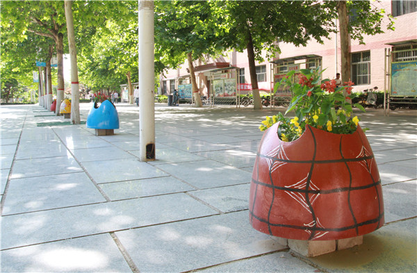 废物改造 公益环保——太阳成纠察队扮靓校园