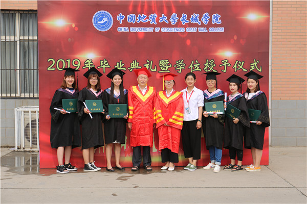 来时红脸  别时红眼——二级学院分别举行2019年毕业典礼暨学位授予仪式