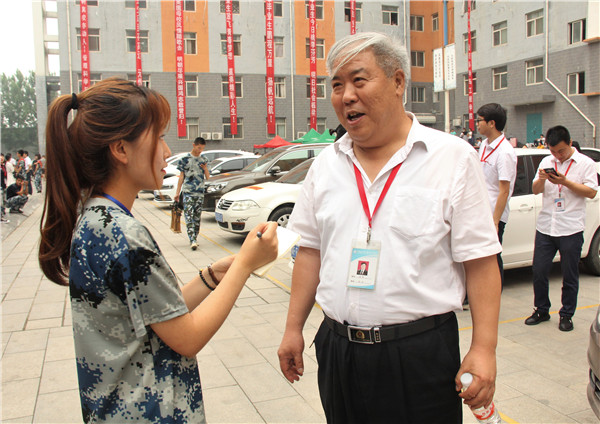 锦绣前程  踏歌远航——太阳成举办教师私家车送毕业生活动